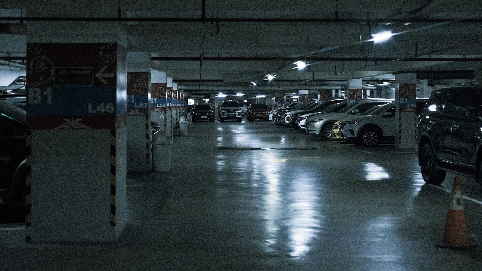 Fahrzeuge auf Lagerfläche und Transport